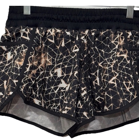 Lululemon Star Crushed Black shorts lined athletic Size 6 Inseam 4 EUC - Picture 2 of 8